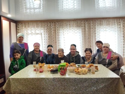 Урдалы авылы волонтеры һәм социаль хезмәткәрләр мөмкинлеге чиклеләр өчен чәй табыны оештырды