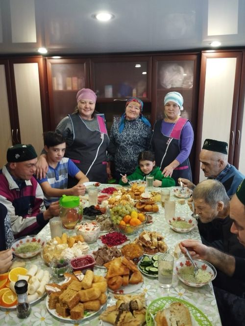 Урдалы авылы волонтеры һәм социаль хезмәткәрләр мөмкинлеге чиклеләр өчен чәй табыны оештырды