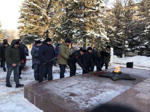 Лениногорскида Ватан Геройлары хөрмәтенә Мәңгелек утка чәчәкләр салдылар