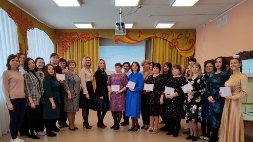 Лениногорскида татар телендә тәрбия бирүче төркем тәрбиячеләре үзара тәҗрибә уртаклашты