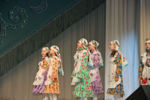 Лениногорск Мәдәният сарае сәхнәсендә Халыкара туган тел көне уңаеннан төрле телдә шигырьләр, җырлар яңгырады (+ фотолар)