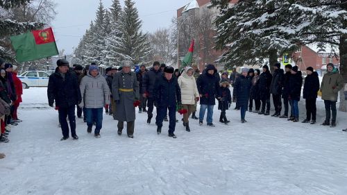 Лениногорскида «Мәңгелек ут» һәйкәленә чәчәкләр куйдылар