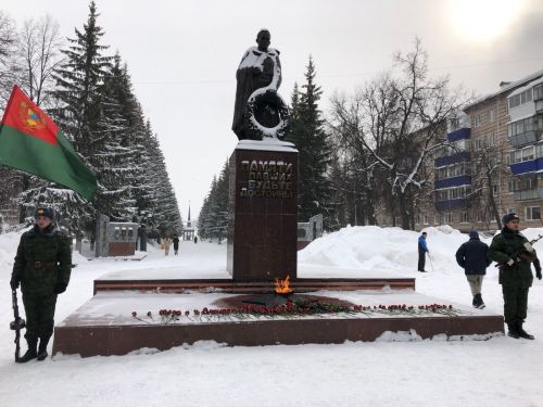 Лениногорскида «Мәңгелек ут» һәйкәленә чәчәкләр куйдылар