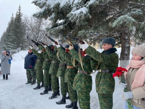 Лениногорскида «Мәңгелек ут» һәйкәленә чәчәкләр куйдылар