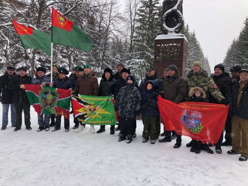 Лениногорскида «Мәңгелек ут» һәйкәленә чәчәкләр куйдылар