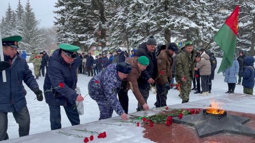 Лениногорскида «Мәңгелек ут» һәйкәленә чәчәкләр куйдылар