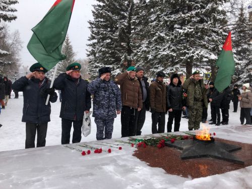 Лениногорскида «Мәңгелек ут» һәйкәленә чәчәкләр куйдылар