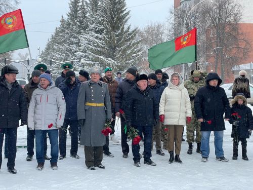 Лениногорскида «Мәңгелек ут» һәйкәленә чәчәкләр куйдылар