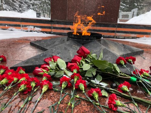 Лениногорскида «Мәңгелек ут» һәйкәленә чәчәкләр куйдылар