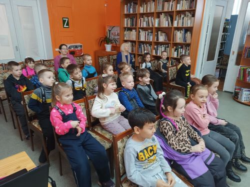 14нче балалар бакчасы нәниләре китапханәдә уеннар уйнап, җырлар башкарып кайтты