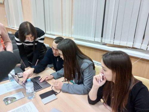 Лениногорскилылар «Безнең ишегалды» программасы буенча быел төзекләндереләчәк ишегаллары буенча булган сорауларын Казан белгечләренә җиткерде