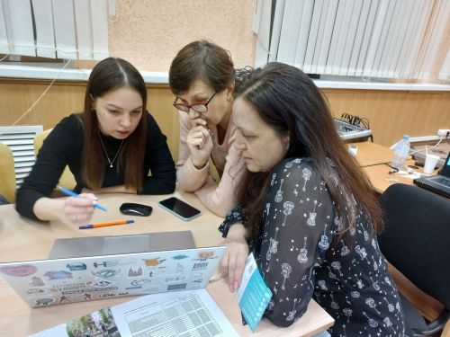 Лениногорскилылар «Безнең ишегалды» программасы буенча быел төзекләндереләчәк ишегаллары буенча булган сорауларын Казан белгечләренә җиткерде