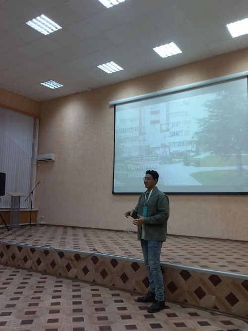 Лениногорскилылар «Безнең ишегалды» программасы буенча быел төзекләндереләчәк ишегаллары буенча булган сорауларын Казан белгечләренә җиткерде