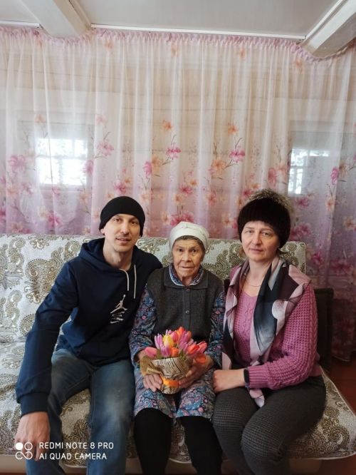 Карагайда яшәүчеләрне яз ае белән котлап чәчкәләр бүләк иттеләр