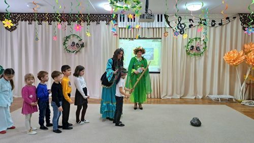 Лениногорскиның балалар бакчалары нәниләре һәм гимназия укучылары әкият геройлары белән очрашты