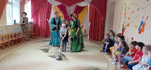 Лениногорскиның балалар бакчалары нәниләре һәм гимназия укучылары әкият геройлары белән очрашты