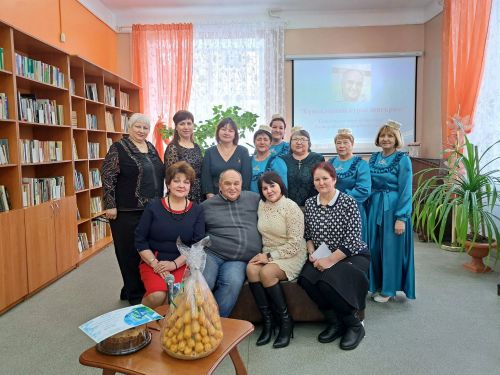 Лениногорскиның Габдулла Тукай исемендәге Үзәк китапханәсендә  шагыйрь, композитор Газинур Әхмәтҗанов белән очрашу узды