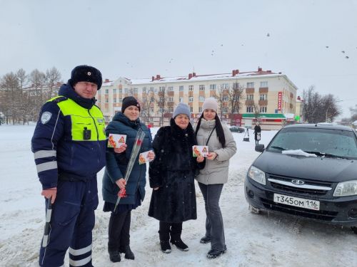 Лениногорскида «Автоледи өчен чәчәкләр» акциясе үткәрелде (+фотолар)