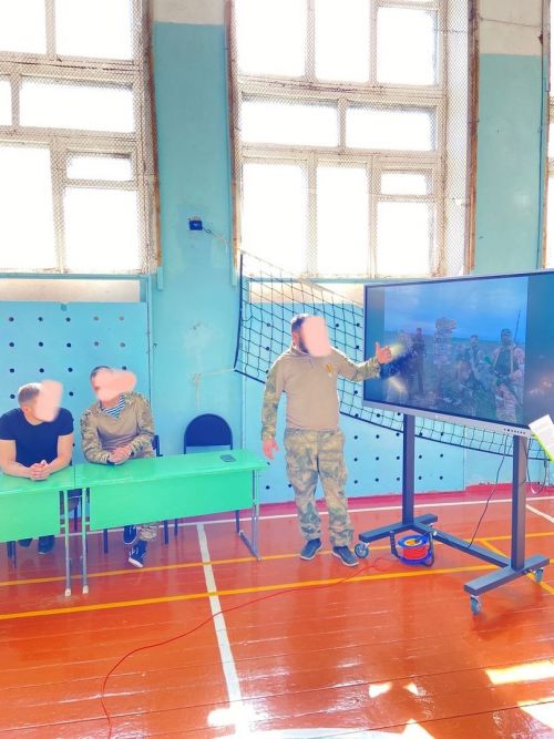 Куакбаш мәктәбендә, мәдәният йортында махсус хәрби операция зонасыннан ялга кайткан авылдашлары белән очрашу узды