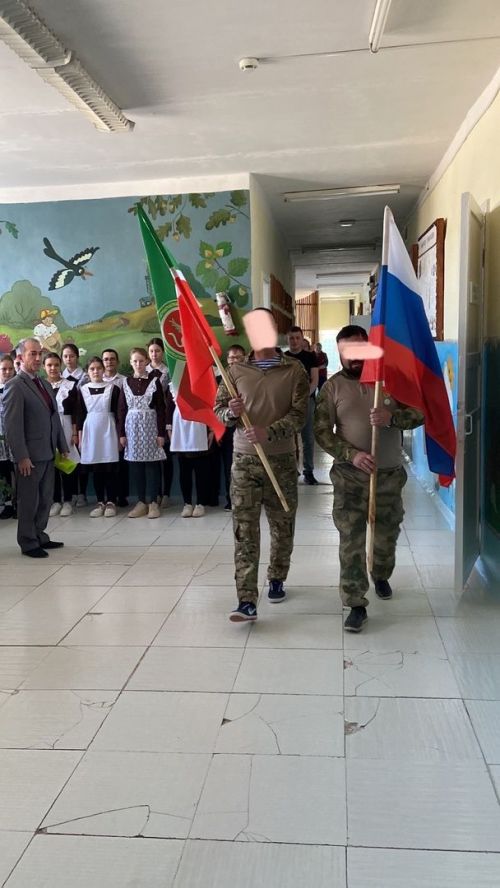 Куакбаш мәктәбендә, мәдәният йортында махсус хәрби операция зонасыннан ялга кайткан авылдашлары белән очрашу узды