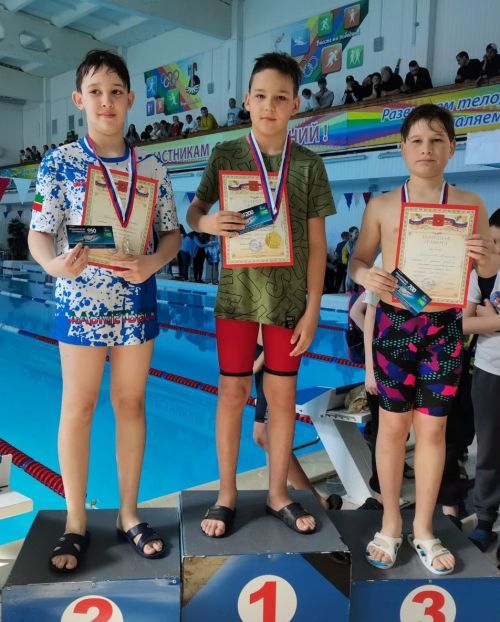 Дүрт лениногорскилы йөзү буенча чемпион исемен яулады