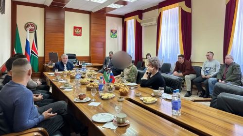 Район башлыгы махсус хәрби операция зонасыннан ялга кайткан егетләр белән очрашты