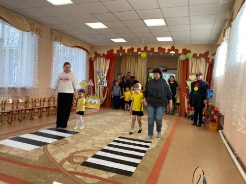 Балалар һәм әти-әниләр Светофориуска имтихан бирде