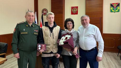 Район башлыгы Рәгать Хөсәенов махсус хәрби операция зонасыннан кайткан хәрбигә «Батырлык өчен» медален тапшырды