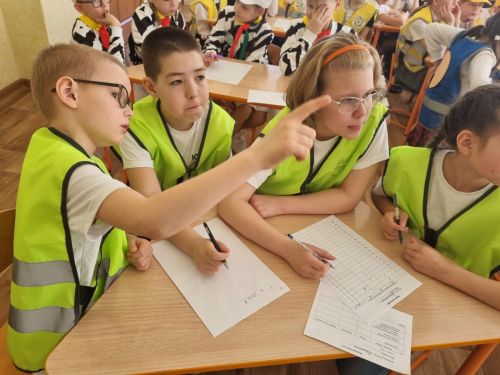 Лениногорскида  «Куркынычсыз тәгәрмәч» конкурсында яшь юл хәрәкәте инспекторларының 20 командасы көч сынашты (+фотолар)
