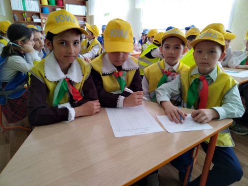 Лениногорскида  «Куркынычсыз тәгәрмәч» конкурсында яшь юл хәрәкәте инспекторларының 20 командасы көч сынашты (+фотолар)
