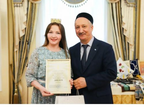 Лениногорскилы Регина Гиззатуллина Диплом һәм истәлекле бүләккә ия булган
