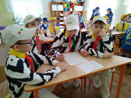 Лениногорскида  «Куркынычсыз тәгәрмәч» конкурсында яшь юл хәрәкәте инспекторларының 20 командасы көч сынашты (+фотолар)