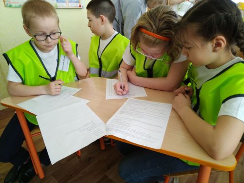 Лениногорскида  «Куркынычсыз тәгәрмәч» конкурсында яшь юл хәрәкәте инспекторларының 20 командасы көч сынашты (+фотолар)