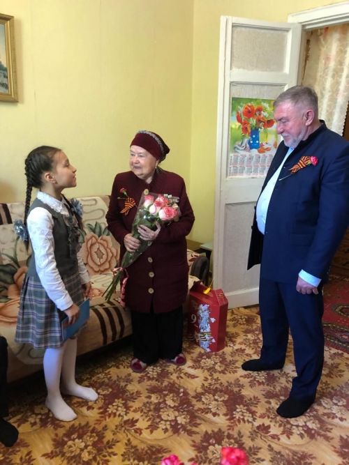 Лениногорскида яшәүче ветераннарны район башлыгы өйләренә барып котлады