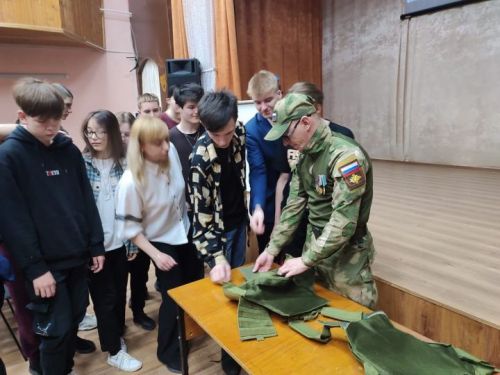 Махсус хәрби операция зонасыннан кыска вакытлы ялга кайткан  якташ ир-егетләр  Лениногорск мәктәпләрендә укучылар белән очрашты