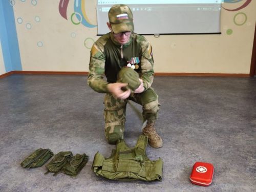Махсус хәрби операция зонасыннан кыска вакытлы ялга кайткан  якташ ир-егетләр  Лениногорск мәктәпләрендә укучылар белән очрашты