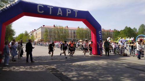 Лениногорскиның Үзәк мәйданында 1 май эстафетасы үтте (+фотолар)