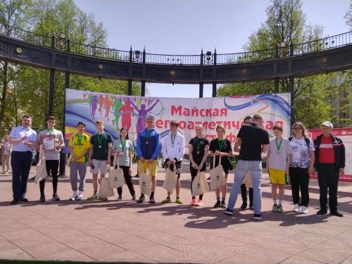 Лениногорскиның Үзәк мәйданында 1 май эстафетасы үтте (+фотолар)