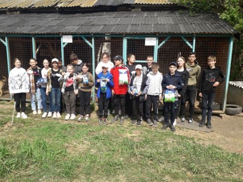 Иске Иштирәк мәктәбенең «Яшь эколог», «Яшь урманчылар» түгәрәкләренә йөрүчеләр караучысыз калган этләр янында булдылар