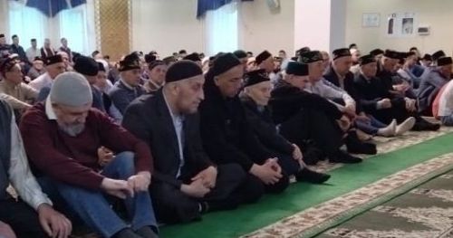 Намаз укыганда хатын-кыз ир-аттан арттарак басып торырга тиешме?
