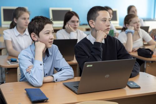 10нчы мәктәп укучылары җиһазландырылган кабинетларда эшли
