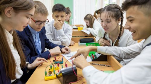 10нчы мәктәп укучылары җиһазландырылган кабинетларда эшли
