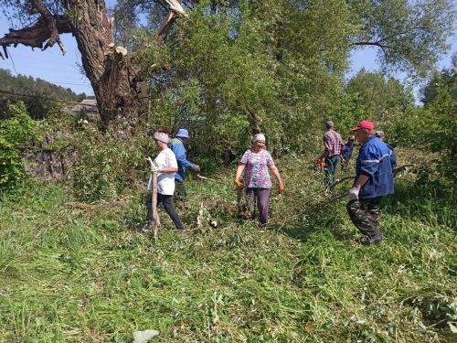Мөэмин-Каратайда өмәләр: зират коймаларын буядылар, урамны корыган агачлардан чистарттылар