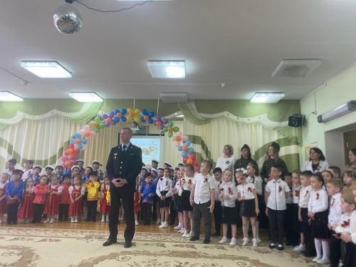 14нче балалар бакчасы нәниләре полиция ветераннарына концерт күрсәтте