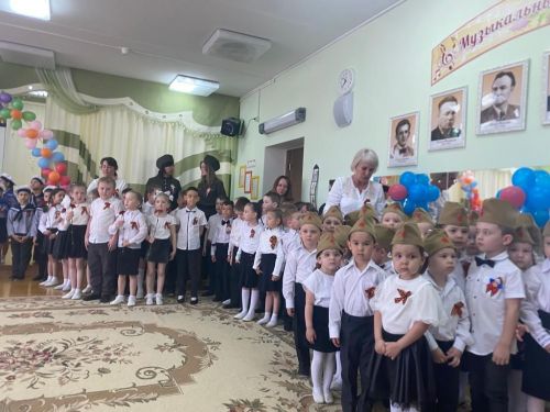 14нче балалар бакчасы нәниләре полиция ветераннарына концерт күрсәтте