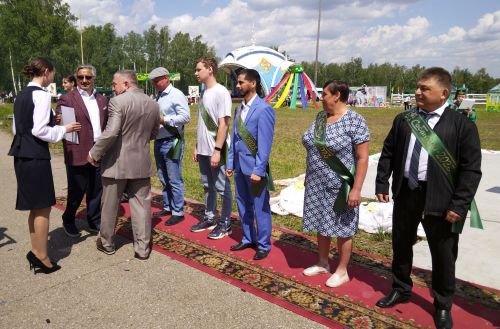 Сабантуйда район аграр хуҗалыкларында эшләүчеләрне тәбрикләделәр(+фотолар)