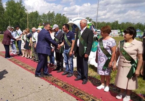 Сабантуйда район аграр хуҗалыкларында эшләүчеләрне тәбрикләделәр(+фотолар)