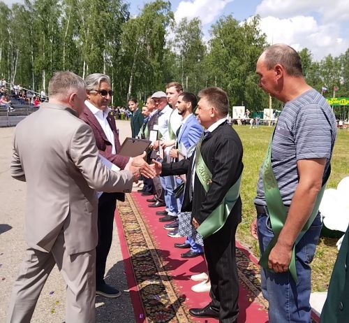 Сабантуйда район аграр хуҗалыкларында эшләүчеләрне тәбрикләделәр(+фотолар)