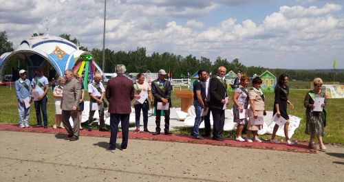 Сабантуйда район аграр хуҗалыкларында эшләүчеләрне тәбрикләделәр(+фотолар)