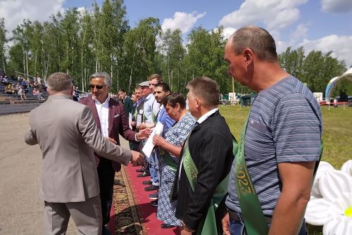 Сабантуйда район аграр хуҗалыкларында эшләүчеләрне тәбрикләделәр(+фотолар)